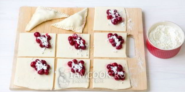 пирожки с вишней из слоеного теста