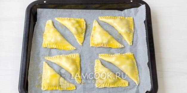 пирожки с вишней из слоеного теста