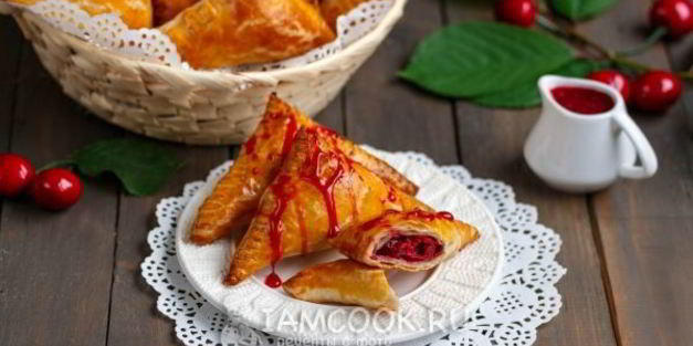 пирожки с вишней из слоеного теста