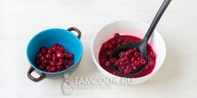 пирожки с вишней из слоеного теста