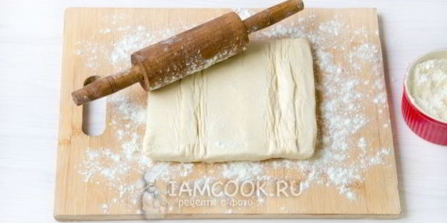 пирожки с вишней из слоеного теста