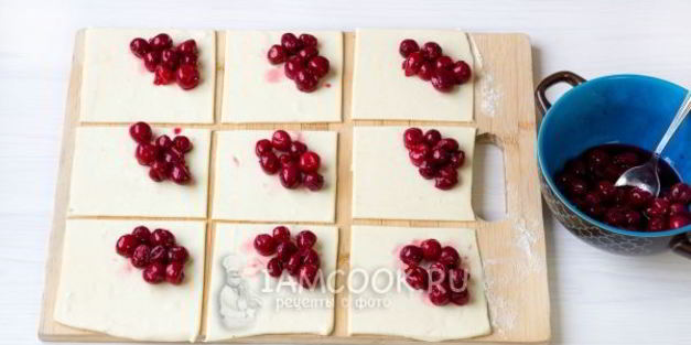 пирожки с вишней из слоеного теста