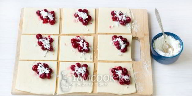 пирожки с вишней из слоеного теста