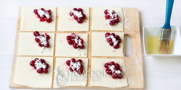 пирожки с вишней из слоеного теста