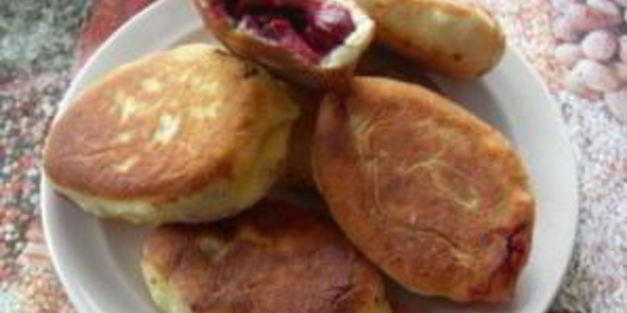 пирожки с вишней на сковороде
