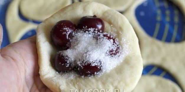 пирожки с вишней в духовке