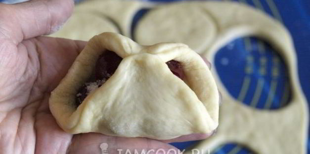 пирожки с вишней в духовке