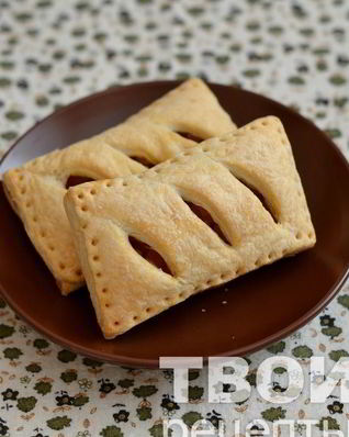 Пирожки с яблоками из слоеного теста