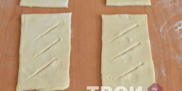 пирожки с яблоками из слоеного теста