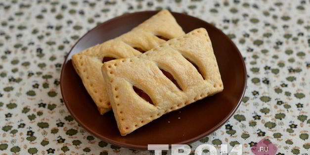 пирожки с яблоками из слоеного теста