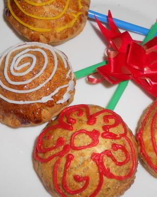 Пирожки с ягодами на палочках