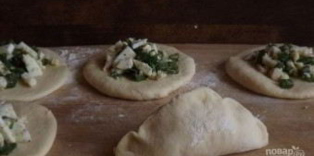 пирожки с яйцом и зеленым луком