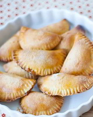 Пирожки Эмпанадас с вареной сгущенкой