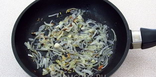 пирожки жареные с опятами