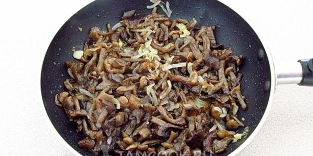 пирожки жареные с опятами