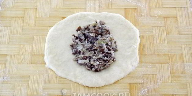 пирожки жареные с опятами