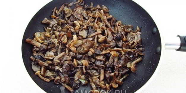 пирожки жареные с опятами