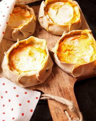 Скландраусис — ржаные открытые пирожки с картофельно морковной начинкой