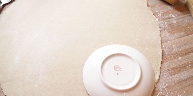 скландраусис — ржаные открытые пирожки с картофельно морковной начинкой