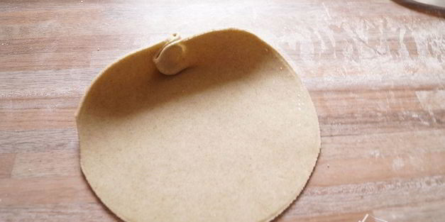 скландраусис — ржаные открытые пирожки с картофельно морковной начинкой