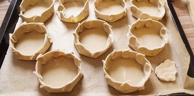 скландраусис — ржаные открытые пирожки с картофельно морковной начинкой