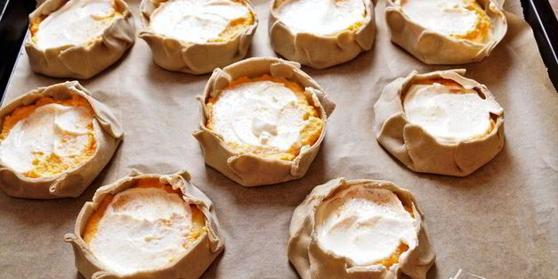 скландраусис — ржаные открытые пирожки с картофельно морковной начинкой