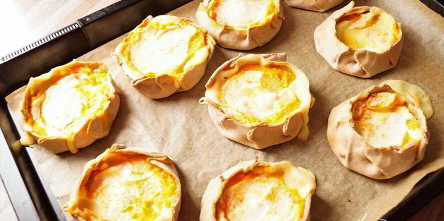 скландраусис — ржаные открытые пирожки с картофельно морковной начинкой