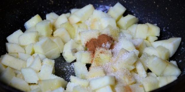 слоеные пирожки конвертики с яблоками в духовке