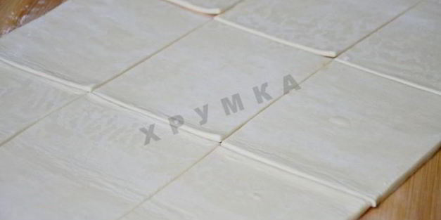 слоеные пирожки конвертики с яблоками в духовке