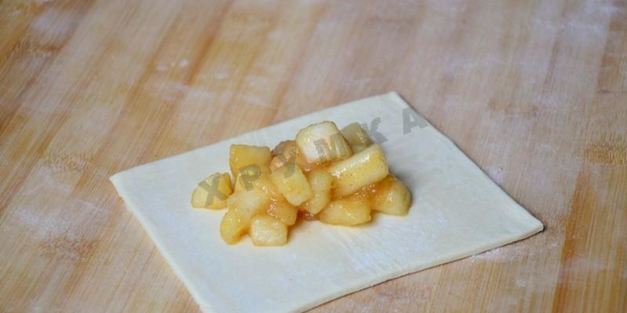 слоеные пирожки конвертики с яблоками в духовке
