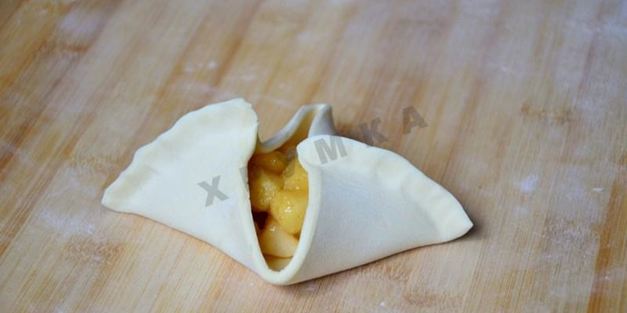 слоеные пирожки конвертики с яблоками в духовке