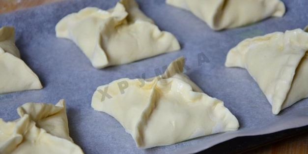 слоеные пирожки конвертики с яблоками в духовке