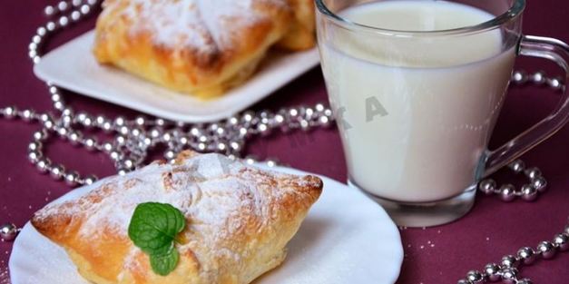 слоеные пирожки конвертики с яблоками в духовке