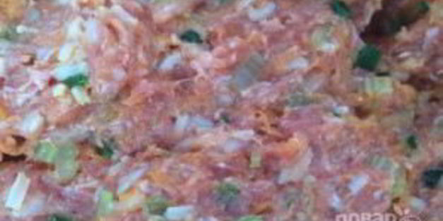 слоеные пирожки с фаршем и овощами