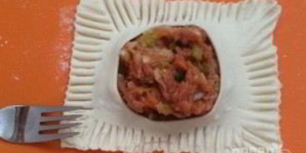 слоеные пирожки с фаршем и овощами