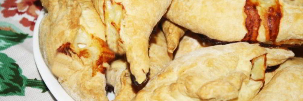 Слоеные пирожки с курицей