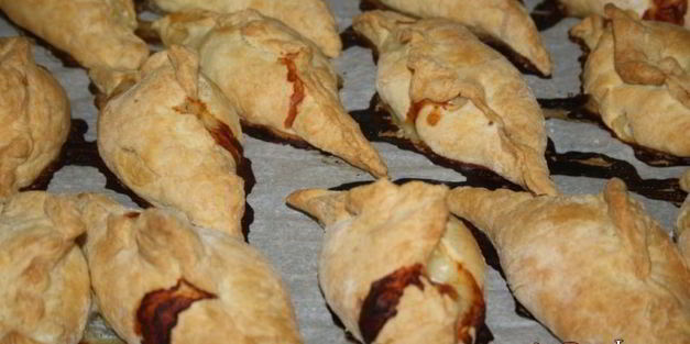 слоеные пирожки с курицей