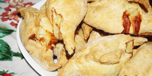 слоеные пирожки с курицей