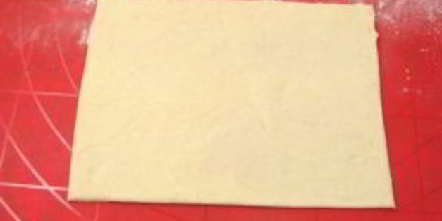 слоеные пирожки с мясом и помидорами