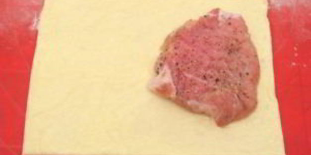 слоеные пирожки с мясом и помидорами