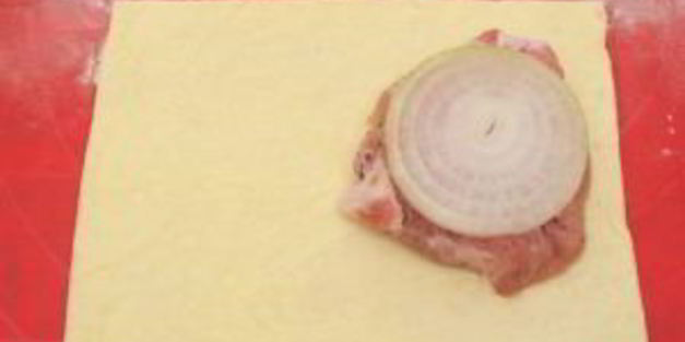 слоеные пирожки с мясом и помидорами