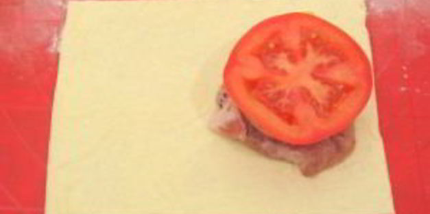 слоеные пирожки с мясом и помидорами
