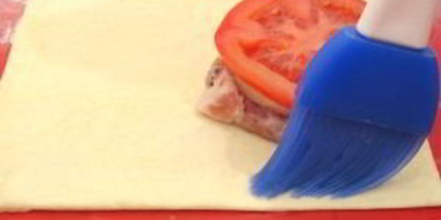 слоеные пирожки с мясом и помидорами