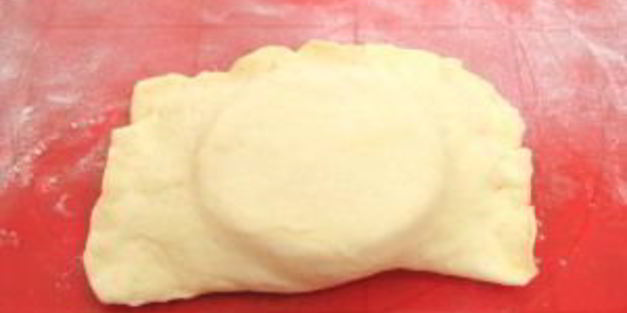 слоеные пирожки с мясом и помидорами