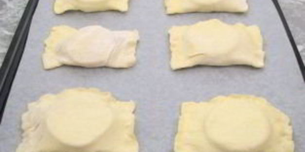 слоеные пирожки с мясом и помидорами