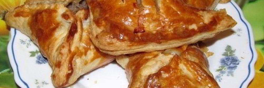 Слоеные пирожки с мясом