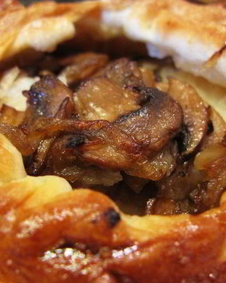 Слоеные пирожки с рыбой, грибами и рисом