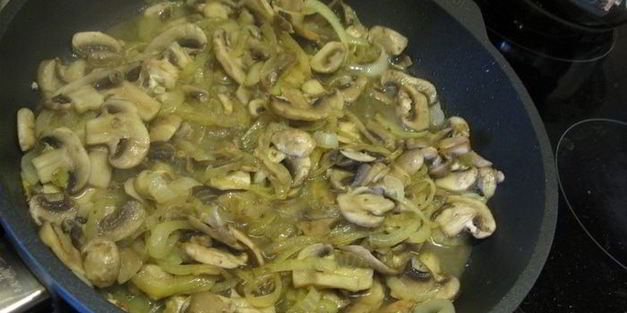 слоеные пирожки с рыбой, грибами и рисом