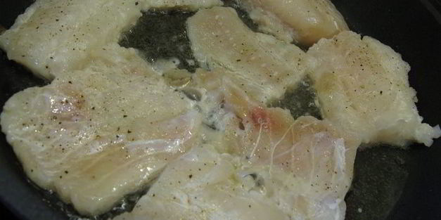 слоеные пирожки с рыбой, грибами и рисом