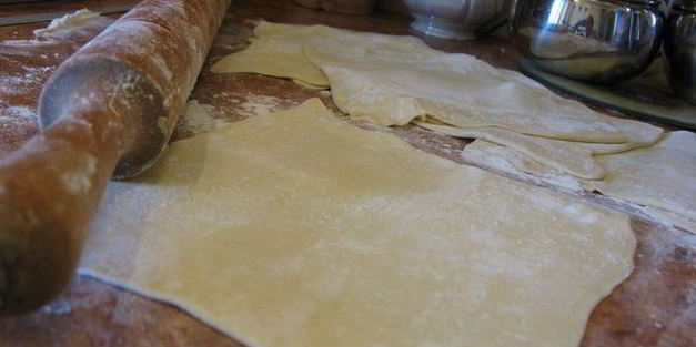 слоеные пирожки с рыбой, грибами и рисом